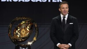 Alessandro Del Piero, ex-jogador italiano, ao lado o troféu do Mundial de Clubes 2025