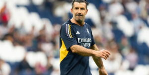 Figo jogando pelo Real Madrid em jogo solidário - Créditos: depositphotos.com / Musiu0
