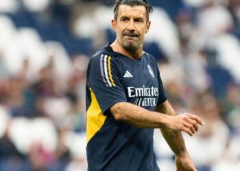 Figo jogando pelo Real Madrid em jogo solidário - Créditos: depositphotos.com / Musiu0