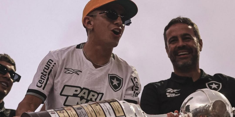 Almada comemora o título da Libertadores pelo Botafogo. Fonte: @thiago_almada23