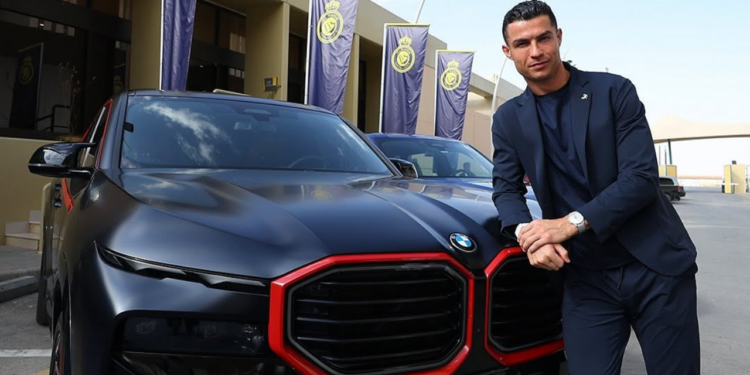 Cristiano Ronaldo e o seu modelo de BMW. Fonte: @alnassr