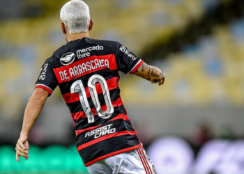 Arrascaeta é presenteado com a camisa 10 do Flamengo. Fonte: @flamengo