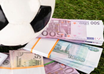 Bola de futebol com dinheiro - Créditos: depositphotos.com / DmitriyAnaniev