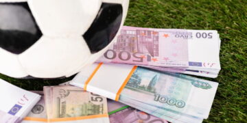 Bola de futebol com dinheiro - Créditos: depositphotos.com / DmitriyAnaniev