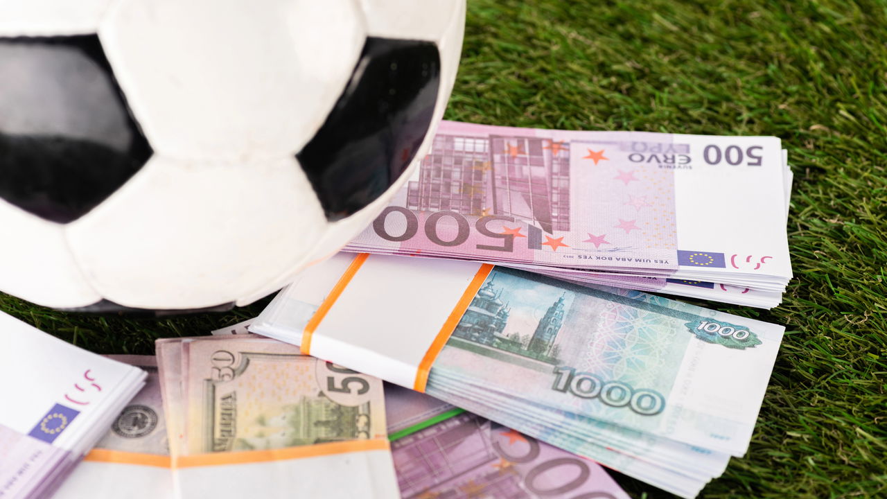 Bola de futebol com dinheiro - Créditos: depositphotos.com / DmitriyAnaniev