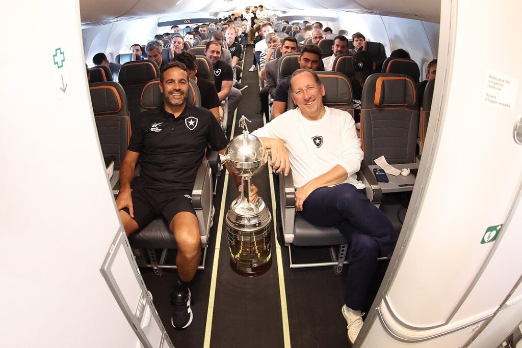 Time do Botafogo no retorno para o Brasil após o título da Libertadores. Fonte: @botafogo