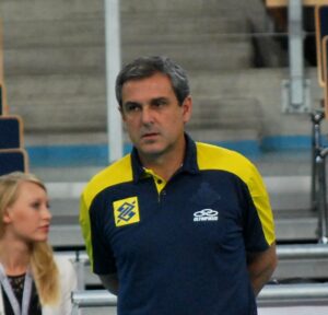 José Roberto como técnico - Créditos: https://commons.wikimedia.org/wiki/File:Ze_Roberto,_Grand_Prix_Łódź,_Poland.jpg