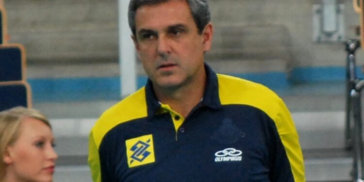 José Roberto como técnico - Créditos: https://commons.wikimedia.org/wiki/File:Ze_Roberto,_Grand_Prix_Łódź,_Poland.jpg