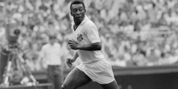 Pelé em campo pelo Santos.