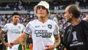 Thiago Almada comemorando o título da Libertadores do Botafogo