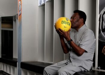Conheça a história do lendário armário de Pelé na Vila Belmiro