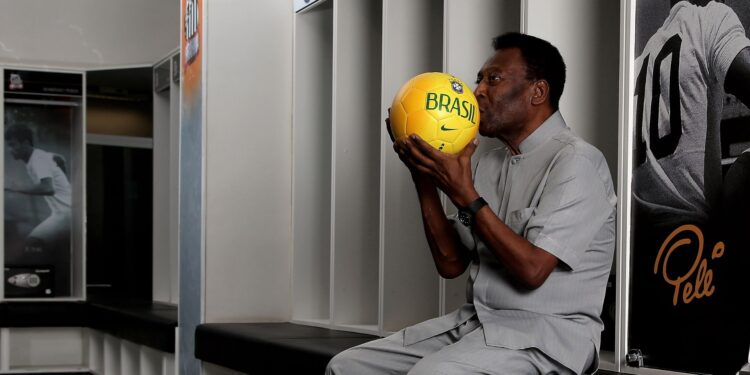 Conheça a história do lendário armário de Pelé na Vila Belmiro