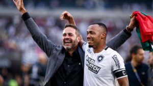 Artur Jorge abraçado com Marlon Freitas e chorando após o título na Libertadores