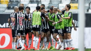 Jogadores do Atlético-MG comemorando gol de Rubens, em partida contra o Athletico-PR