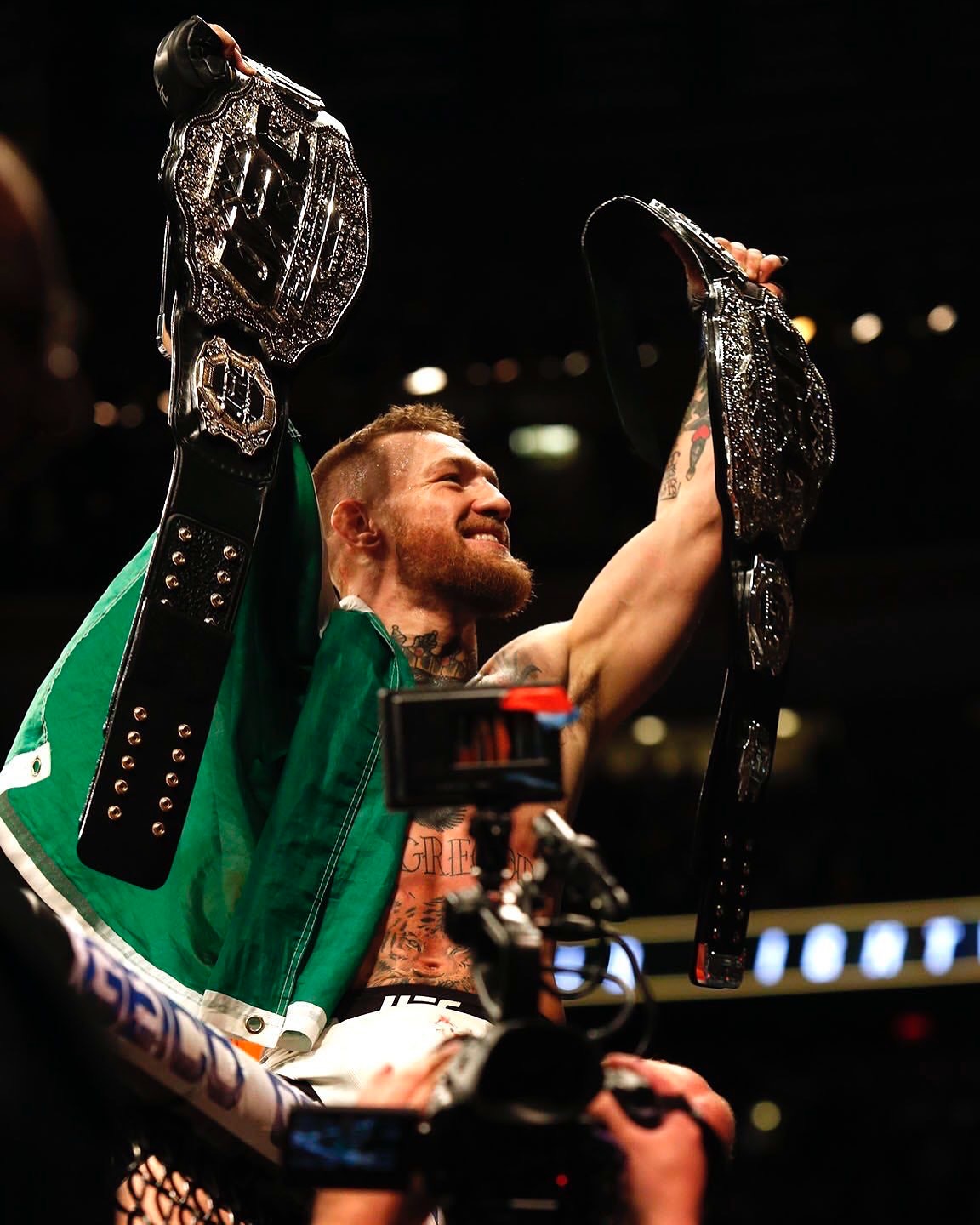 Conor McGregor com cinturões de campeão - Fonte: @bakhromjon_ruziev