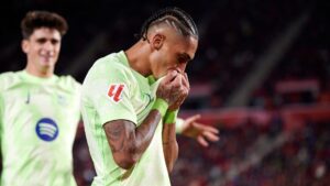 Raphinha comemorando gol do Barcelona contra o Mallorca