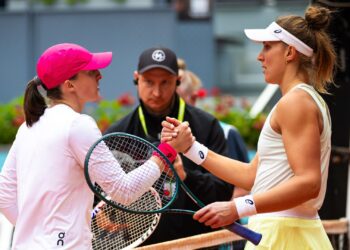 Bia Haddad Maia e Iga Swiatek se cumprimentando, após jogo do Madrid Open