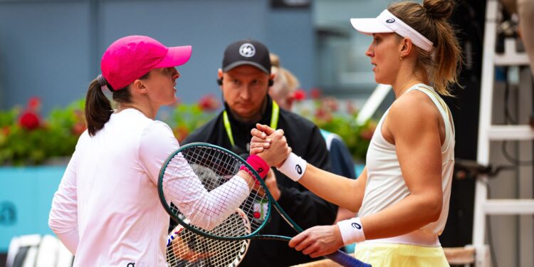 Bia Haddad Maia e Iga Swiatek se cumprimentando, após jogo do Madrid Open