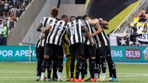 Time do Botafogo reunido em campo antes de jogo contra o São Paulo no Brasileirão