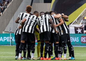 Time do Botafogo reunido em campo antes de jogo contra o São Paulo no Brasileirão
