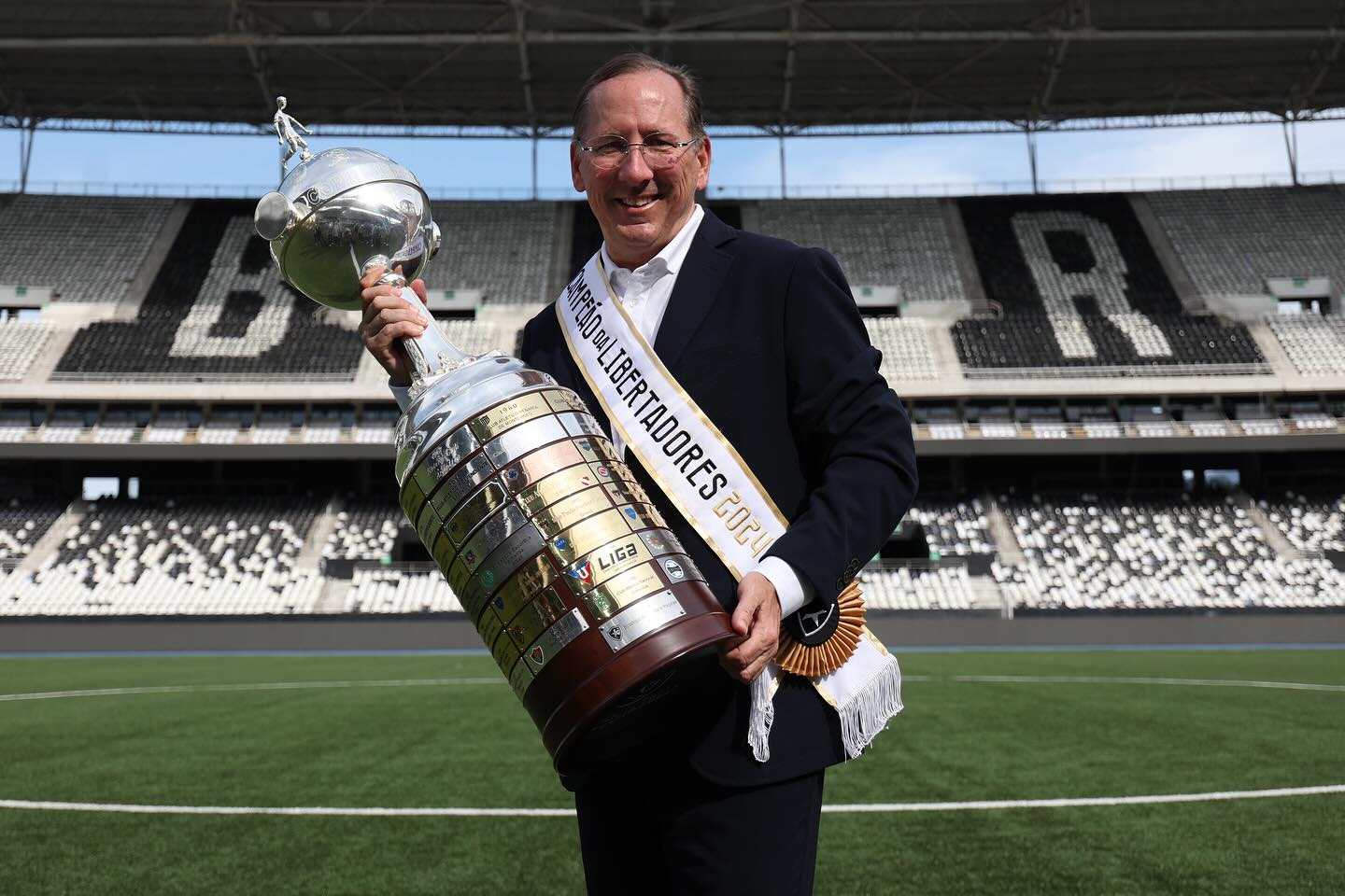John Textor com taça da Libertadores - Fonte: @botafogo
