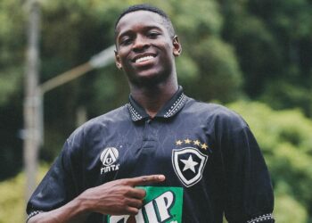 Luiz Henrique com camisa do Botafogo - Fonte: @botafogo