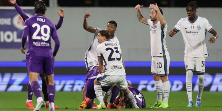Edoardo Bove, da Fiorentina, caído no gramado após sofrer mal súbito em jogo do Campeonato Italiano