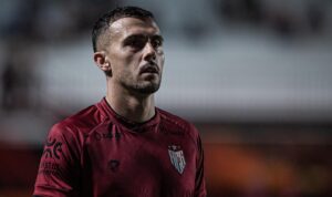 Jogador Gustavo Campanharo com a camisa do Atlético-GO - Fonte: @campanharo