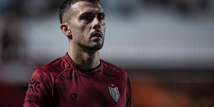 Jogador Gustavo Campanharo com a camisa do Atlético-GO - Fonte: @campanharo