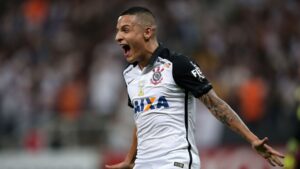 Guilherme Arana em ação pelo Corinthians, em 2016