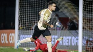 Philippe Coutinho comemorando gol marcado pelo Vasco, contra o Atlético-MG