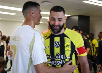 Cristiano Ronaldo e Benzema se cumprimentando antes de Al Ittihad x Al Nassr
