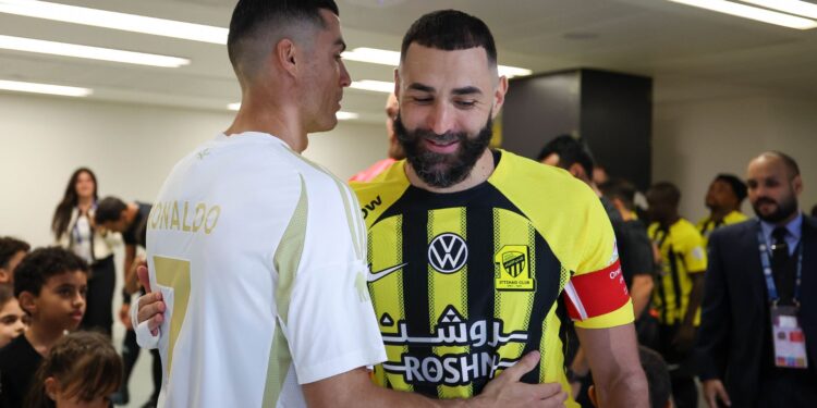 Cristiano Ronaldo e Benzema se cumprimentando antes de Al Ittihad x Al Nassr