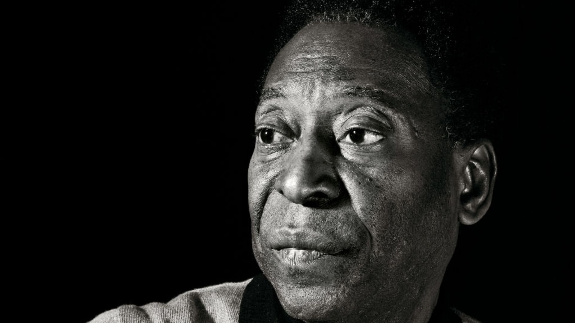 Pel&eacute; posando para foto em preto e branco