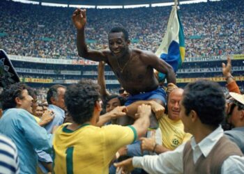 Pelé sendo carregado após o título da Copa do Mundo de 1970