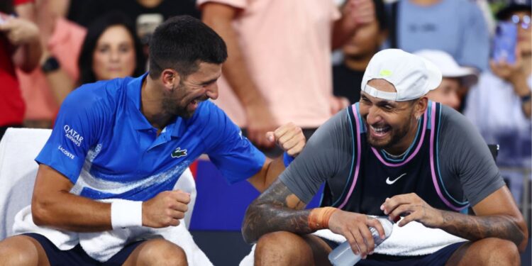 Djokovic e Kyrgios rindo durante pausa na primeira rodada do ATP de Brisbane