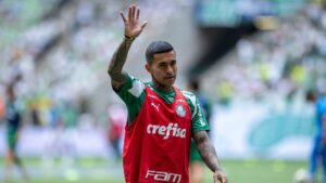 Dudu acenando para a torcida do Palmeiras, antes de jogo contra o Fluminense