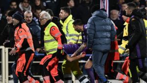 Edoardo Bove sai de maca do campo após colapsar no jogo da Fiorentina
