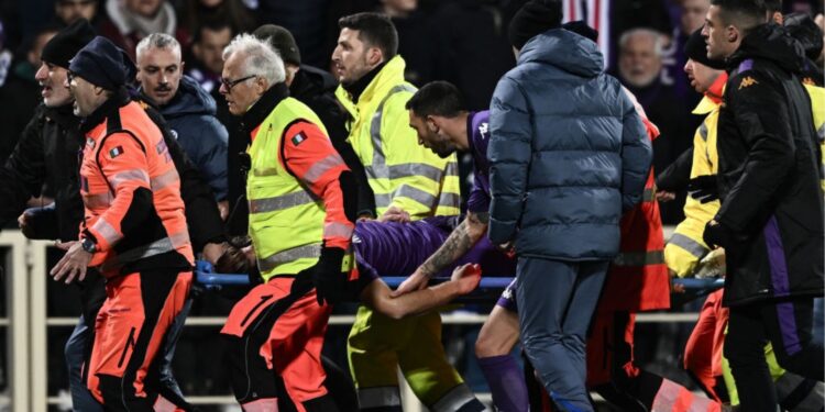Edoardo Bove sai de maca do campo após colapsar no jogo da Fiorentina