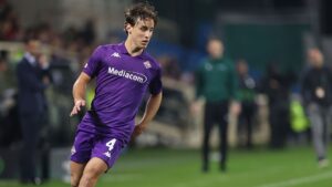 Edoardo Bove em ação pela Fiorentina, em partida válida pela Serie A