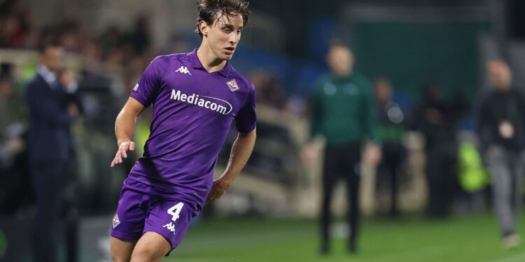 Edoardo Bove em ação pela Fiorentina, em partida válida pela Serie A