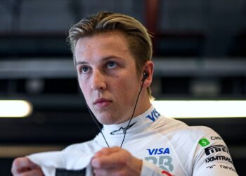 Liam Lawson defenderá a Red Bull na F1 2025.