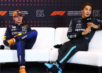Max Verstappen e George Russell na F1.