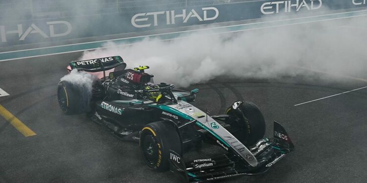 Lewis Hamilton fazendo zerinho em carro da Mercedes - Fonte: @ f1