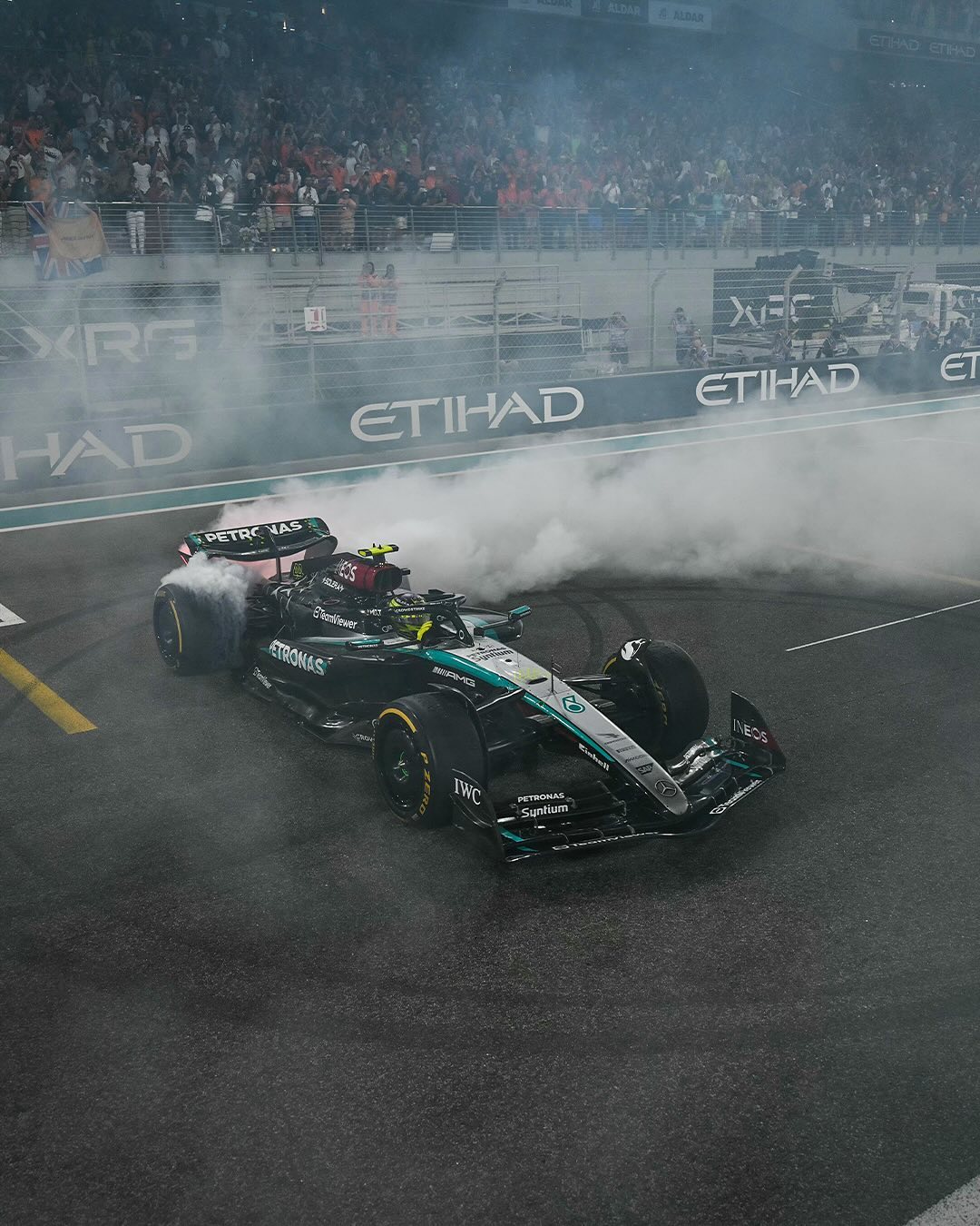 Lewis Hamilton fazendo zerinho em carro da Mercedes - Fonte: @ f1