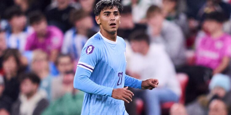 Facundo Torres, jogador na mira do Palmeiras, jogando pela seleção uruguaia