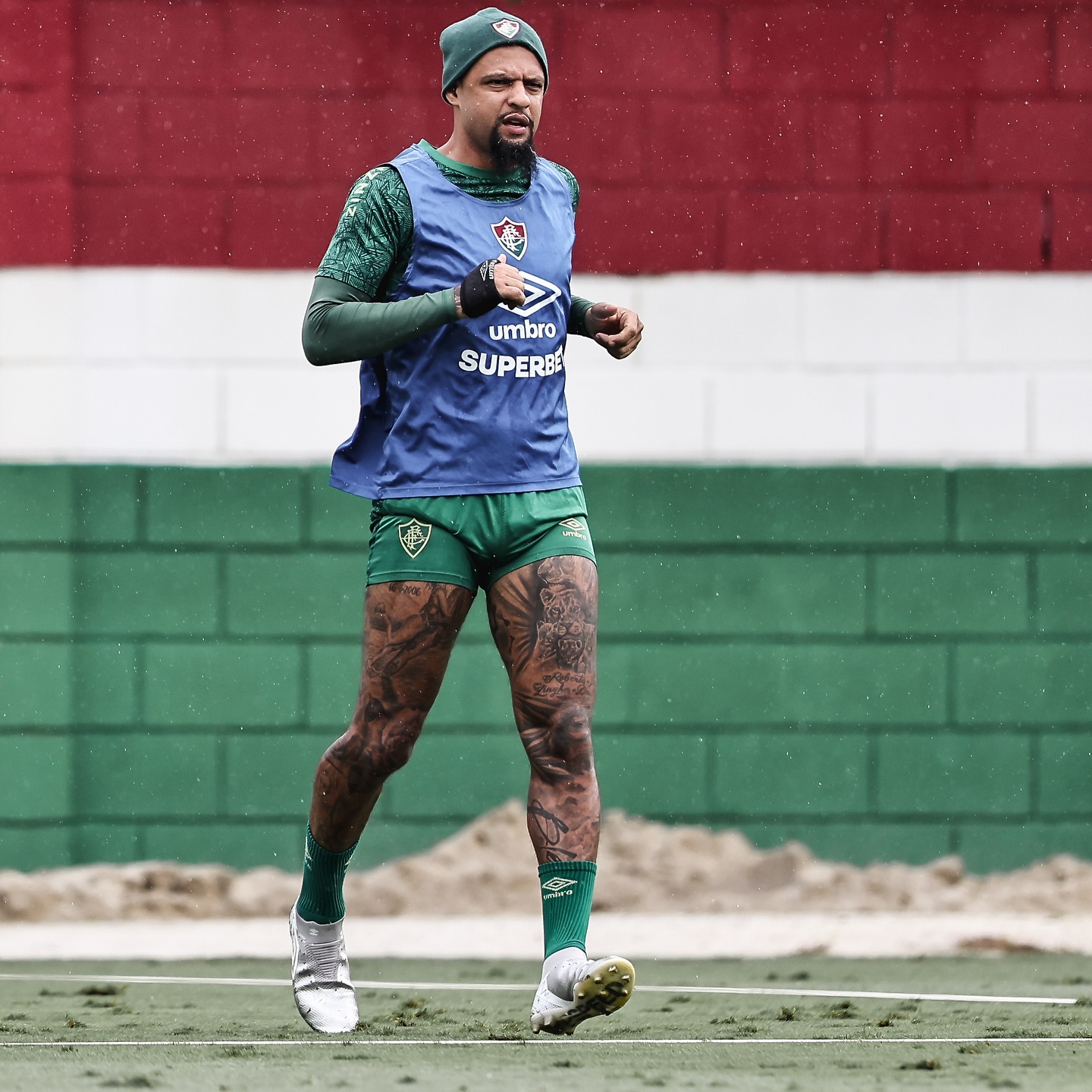 Felipe Melo aquecendo com a camisa do Fluminense - Fonte: @felipemelo