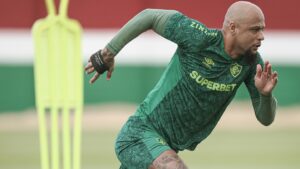 Felipe Melo aquecendo com a camisa do Fluminense - Fonte: @felipemelo