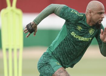 Felipe Melo aquecendo com a camisa do Fluminense - Fonte: @felipemelo