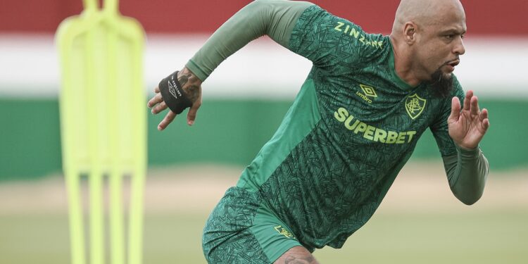 Felipe Melo aquecendo com a camisa do Fluminense - Fonte: @felipemelo